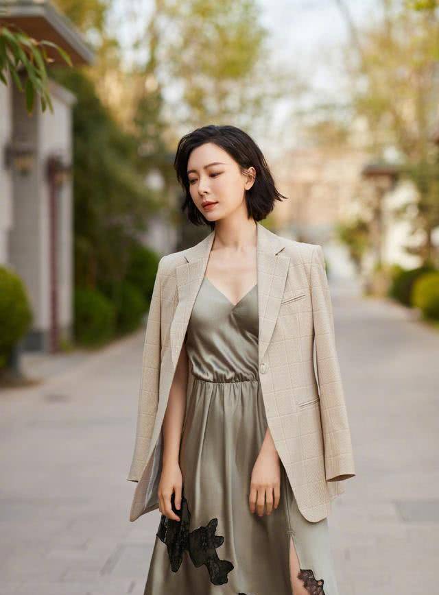 杏彩体育注册西装衬衫西装是什么面料陈数西装穿搭高雅不俗气缎面吊带裙提升时尚指数美