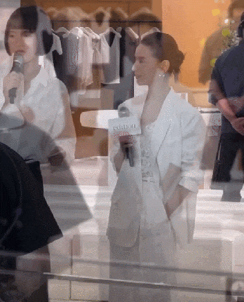杏彩体育平台注册T恤T恤董洁西装+阔腿裤好温柔!开春5套穿搭全种草T恤+半裙太优