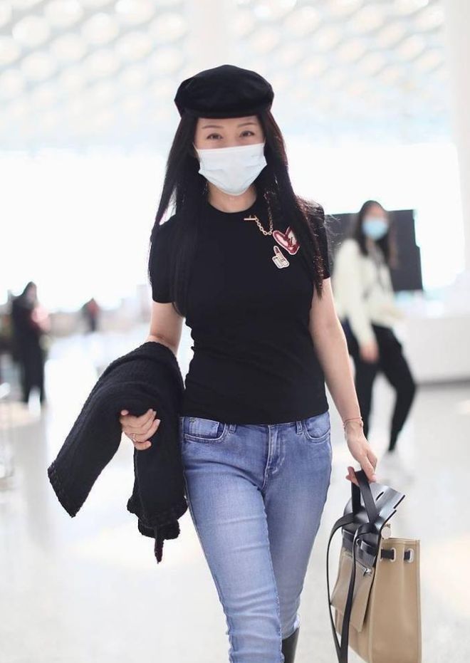 杏彩体育注册西服衬衫怎么洗才好T恤T恤杨钰莹带火了一种新穿法:黑T恤+牛仔裤+长