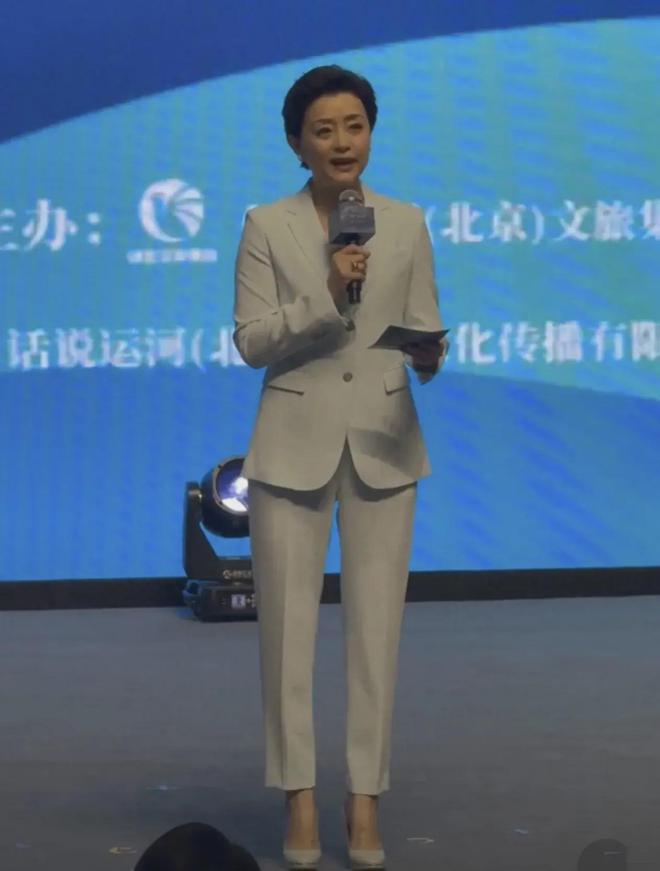 56岁杨澜近照曝光白色西装笔挺有型脸上无岁月痕迹堪比年轻人