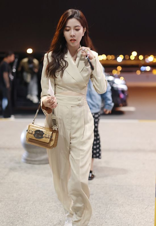 杏彩体育宋妍霏这西装挺心机短款+交叉设计显出小蛮腰就是裤子挺显胖
