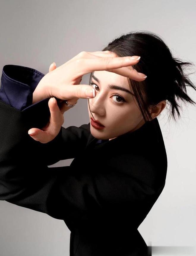 杏彩体育2024年流行过膝黑裙!迪丽热巴黑西装过膝裙搭配毽子头时髦又高级