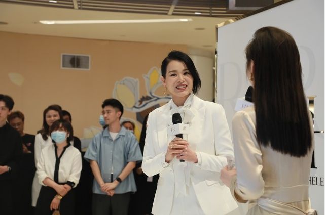 杏彩体育女明星美不美看生图就知道了胡杏儿穿西装好潇洒配淡妆更温和