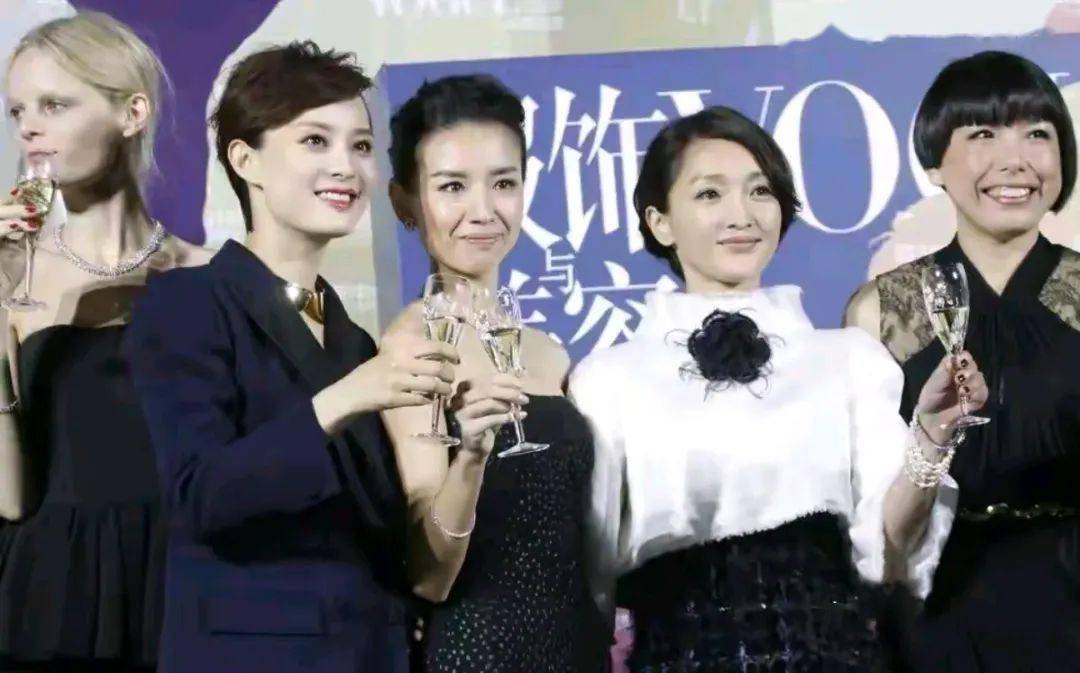 杏彩体育孙俪竟比董洁还漂亮剪短发穿西装大方自信董洁太瘦法令纹很深连清纯气质都没了
