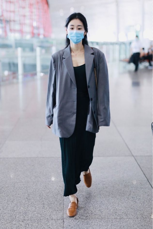杏彩体育张碧晨可别再瘦了小身板配宽松西装有点违和感觉都没撑起来