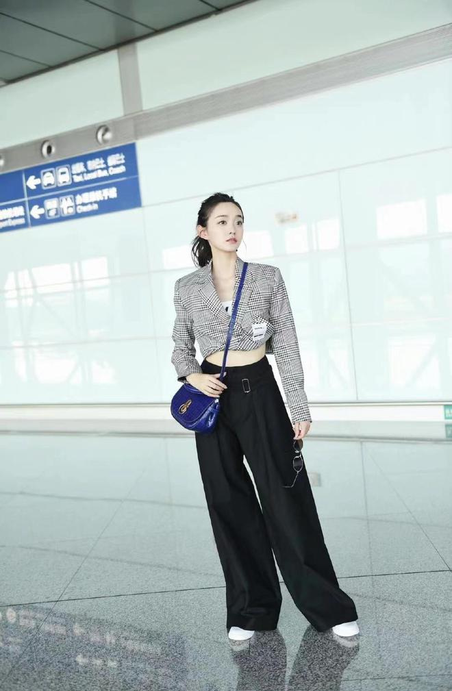 杏彩体育何泓姗的穿搭可真独特穿西装故意选短款露出小蛮腰挺吸引人的
