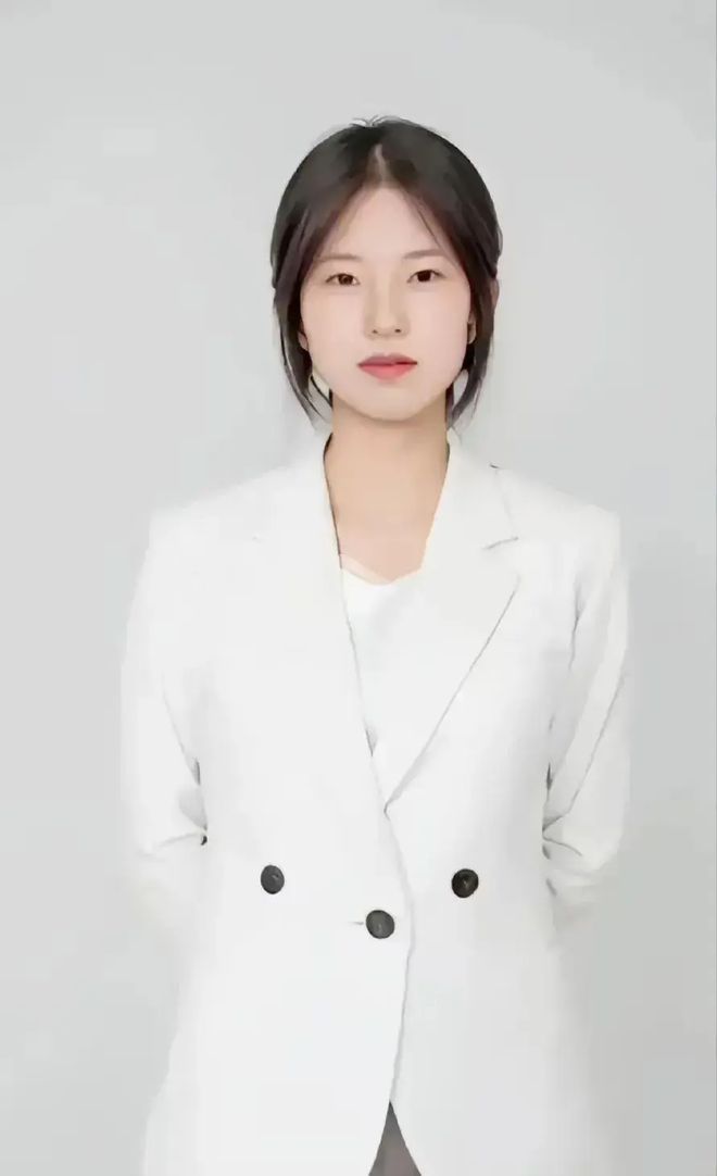 杏彩体育姜萍决赛定妆照发布身穿西装显优雅8小时闭卷考试8月出成绩
