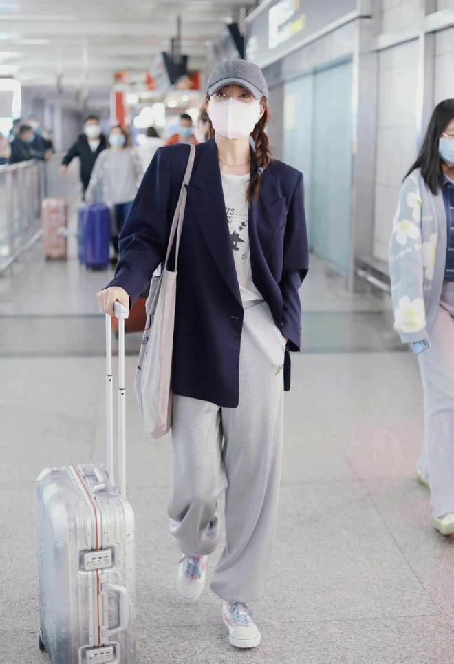杏彩体育谁说40多岁的女性就要穿得土里土气殷桃穿西装很有范气质稳赢