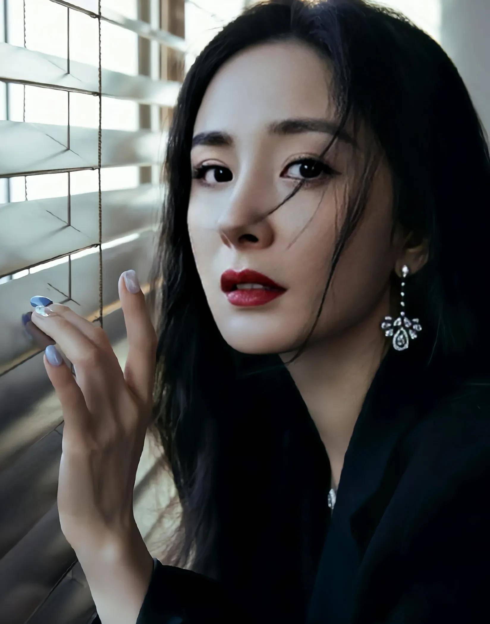杏彩体育姐姐西装大长腿清冷中更添时尚!