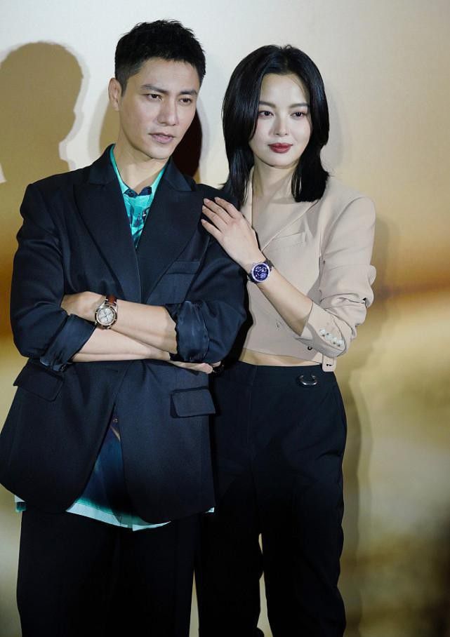杏彩体育线岁同框好有cp感各自示范西装穿法