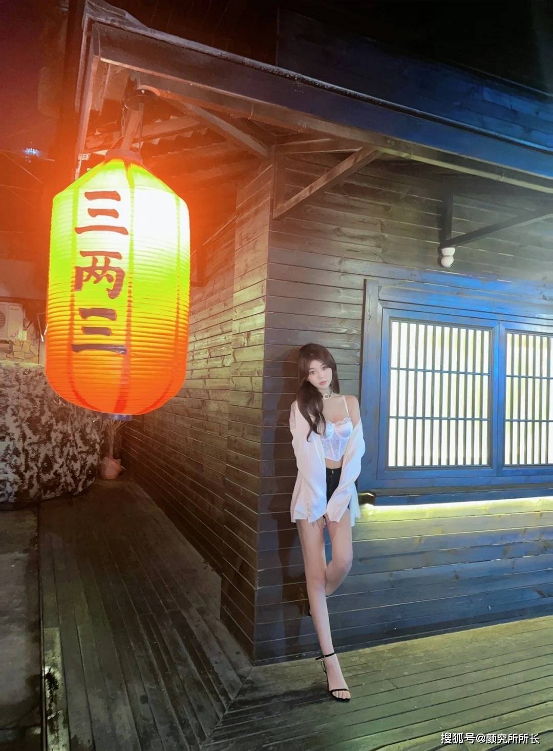 杏彩体育雅致与力量的交响:白色蕾丝与西装外套的碰撞