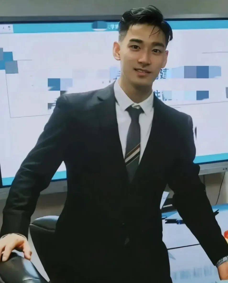 杏彩体育，来自上海的正装超帅精英男