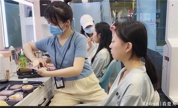 杏彩体育,武汉90后小伙掘金“最美证件照”一年营收3100万元