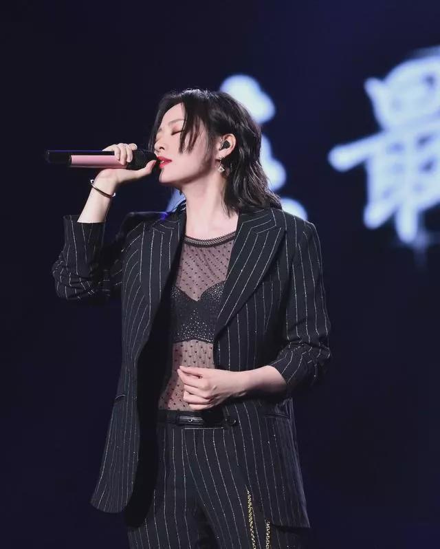杏彩体育,张靓颖为秀身材好大胆西装内搭透视装真是个“心机”girl