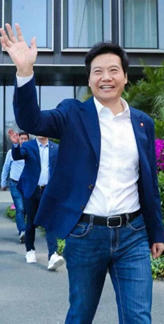 杏彩体育,雷军发布会穿搭火出圈 同款T恤京东成交额增长100倍