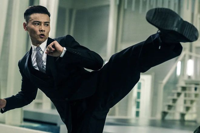 杏彩体育，西装暴徒”原应属于张晋现在被“李小龙”陈国坤给抢了