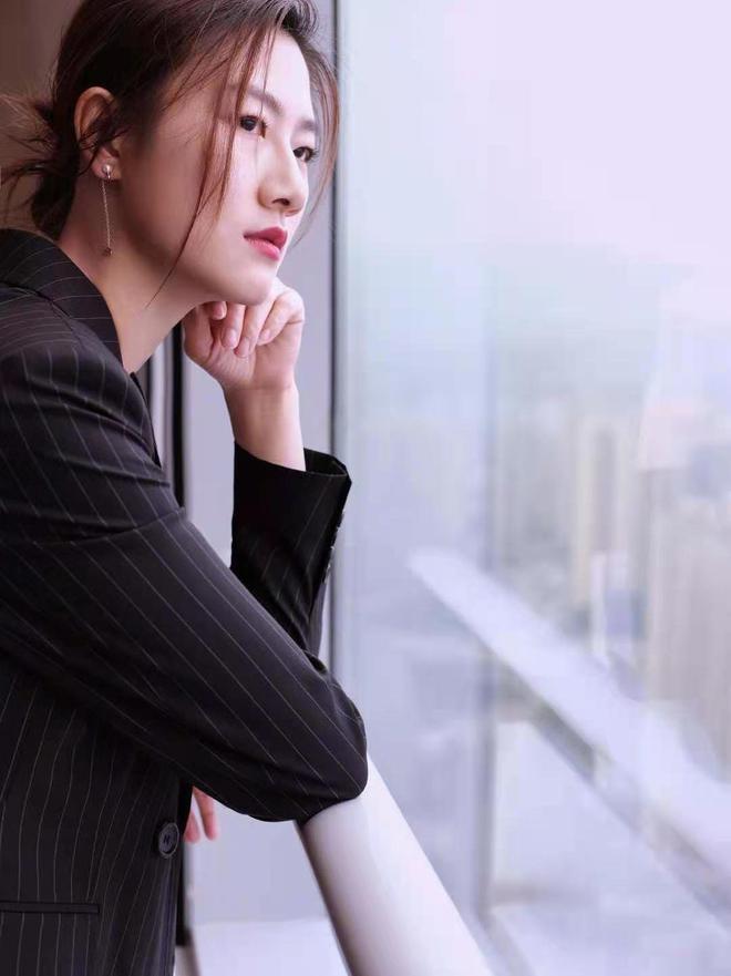 杏彩体育,丁宁最新西装写真身材苗条纤细烈焰红唇英气十足还是大姐大
