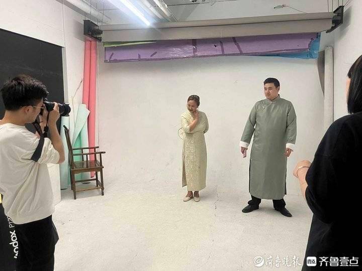 杏彩体育,“感受到母爱的伟大!”济南这家摄影店为三位妈妈免费拍换装照