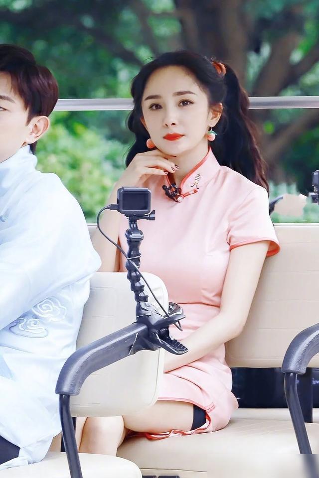 杏彩体育,有两种优雅穿搭女人味十足旗袍和西装大气利落又时尚范爆棚!