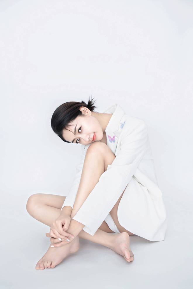 杏彩体育,张璐瑶西装写真更新 简约利落清浅俊逸