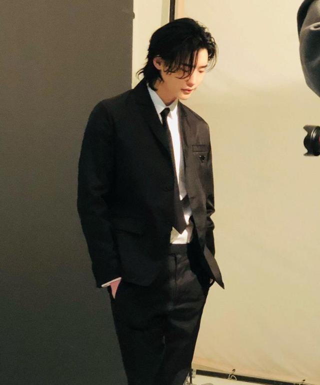 杏彩体育,31岁李钟硕退伍后首秀工作照长发造型撩人西装革履奶狗变狼狗