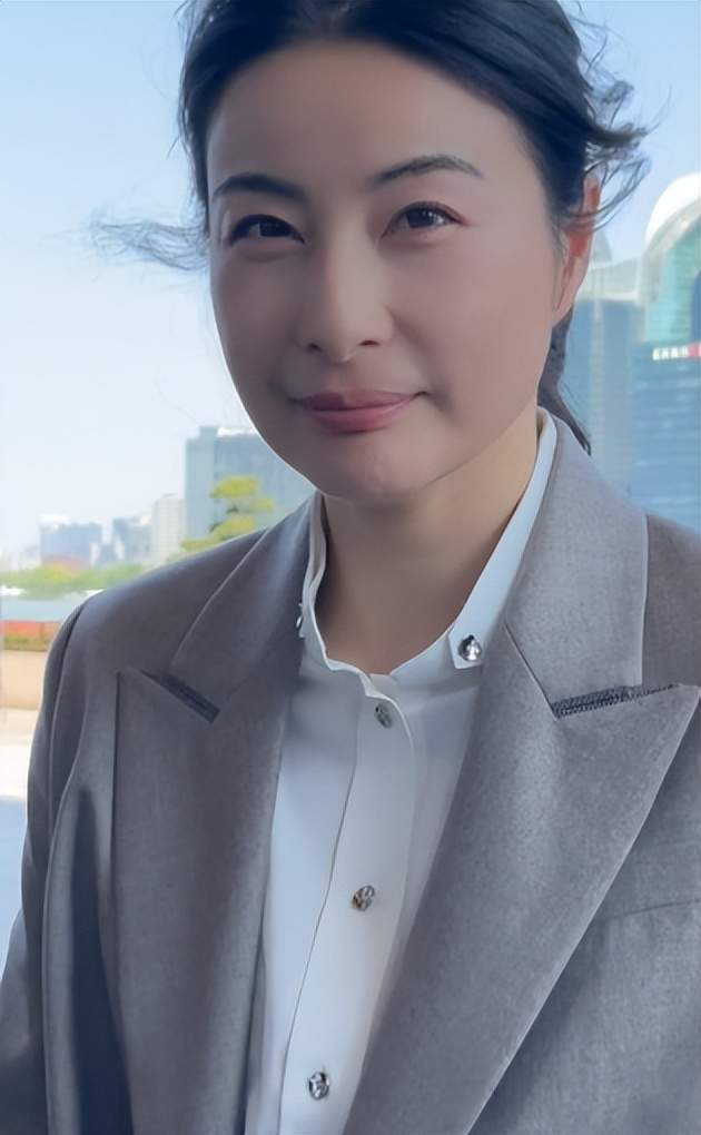 杏彩体育,和郭晶晶面对面太亲切!穿西装走路带风为什么她自带“安全感”?