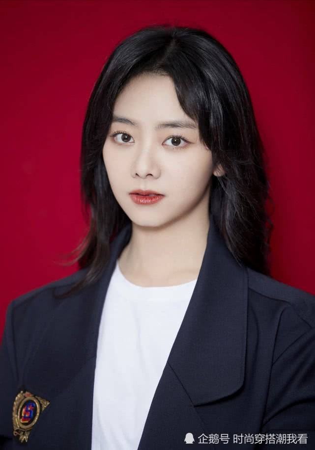杏彩体育,有一种帅气叫谭松韵的证件照穿白T恤+黑色西装太飒了贼让人稀罕