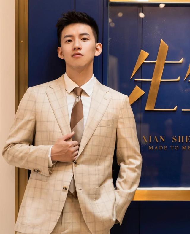 杏彩体育，帅到无边际的英俊小哥哥正装加身绅士风范连店员都说：太酷