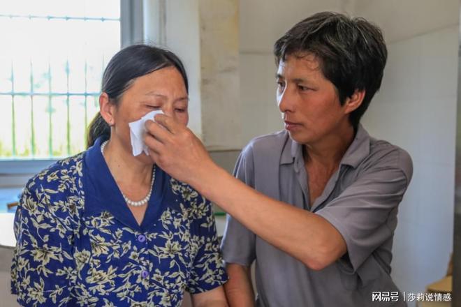 杏彩体育,男子捡到个铜环送给妻子当戒指几天后有人上门说:五万卖给我