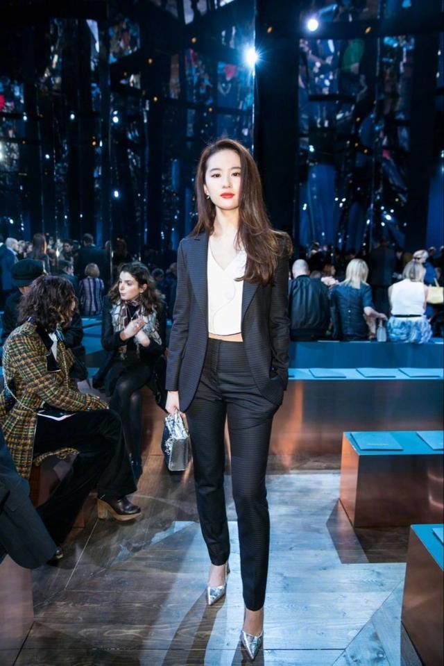 杏彩体育，女星西装照太撩人！赵丽颖俏皮可爱杨幂知性优雅郑爽韩范十足