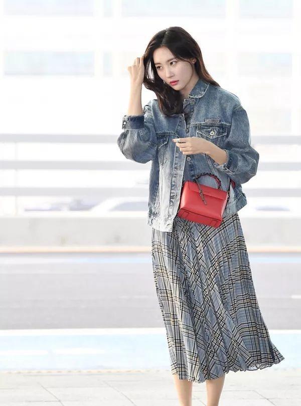 杏彩体育,这个春天:皮风衣、老爹西装、粉红色=买「海报街拍」
