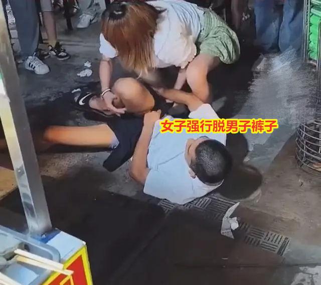 杏彩体育,女子喝醉强扒男子裤子男子不从拼命拽住裤带求助无门眼神绝望