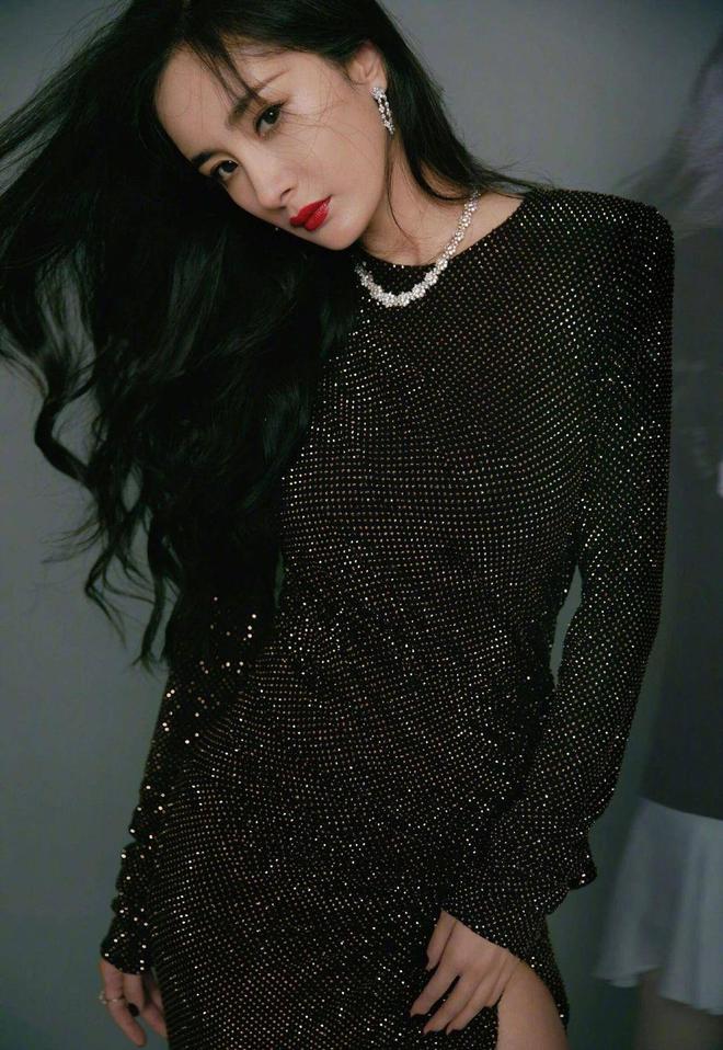 杏彩体育,西装幂来了!黑色大波浪配黑色西服套装彰显霸道总裁范儿的气场