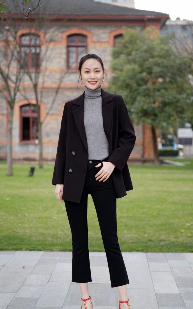 杏彩体育,时尚的女生穿休闲西装个性十足潇洒帅气又不失女性柔美气质