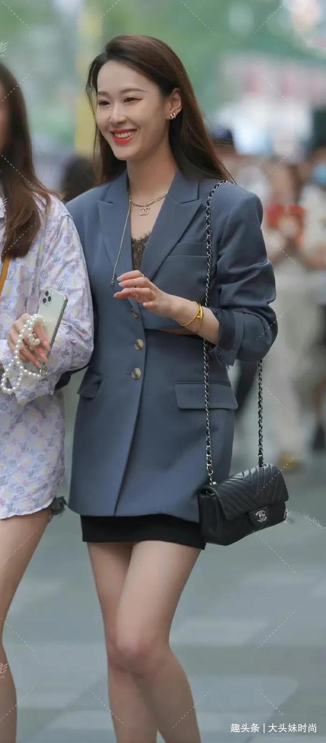 杏彩体育,小姐姐一身蓝色长款西装减龄瘦身又显身材轻松划分身材比例