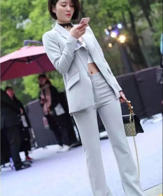 杏彩体育,工作女性搭配经典的西装不拘泥于传统的时尚风格