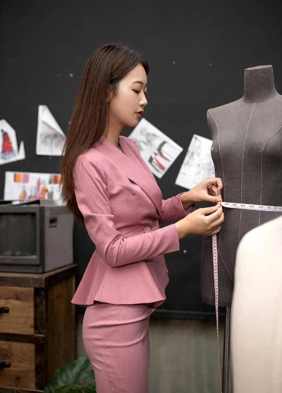杏彩体育,穿着清爽的职业装美女气质出众气质迷人