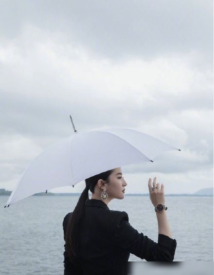 杏彩体育，刘亦菲近照曝光穿黑西装又飒又美却被网友吐槽栏杆p歪了