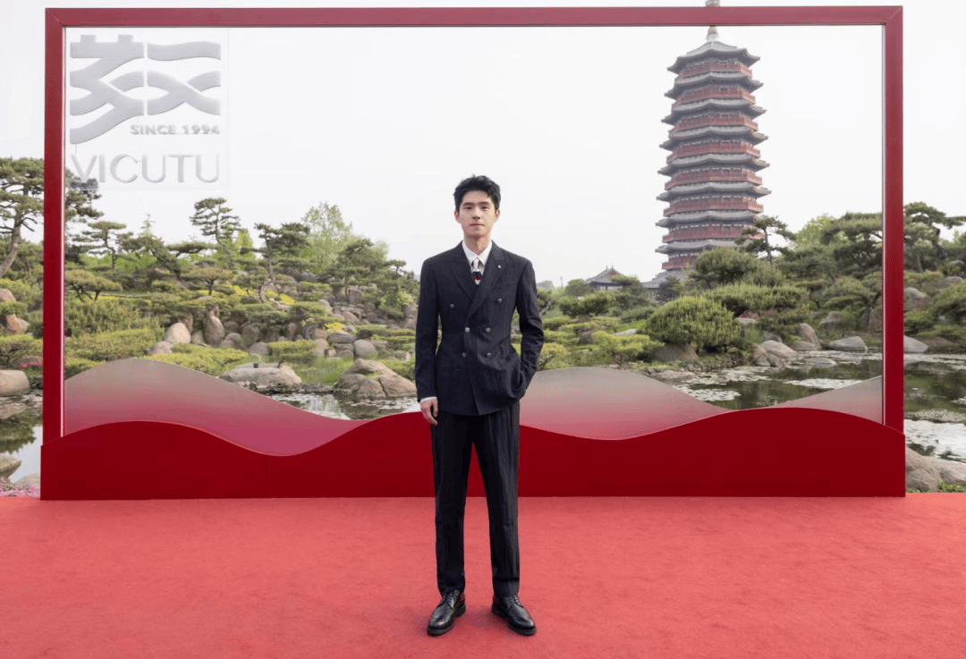 杏彩体育,VICUTU威可多30周年大秀战略升级正装全场景穿搭顾问