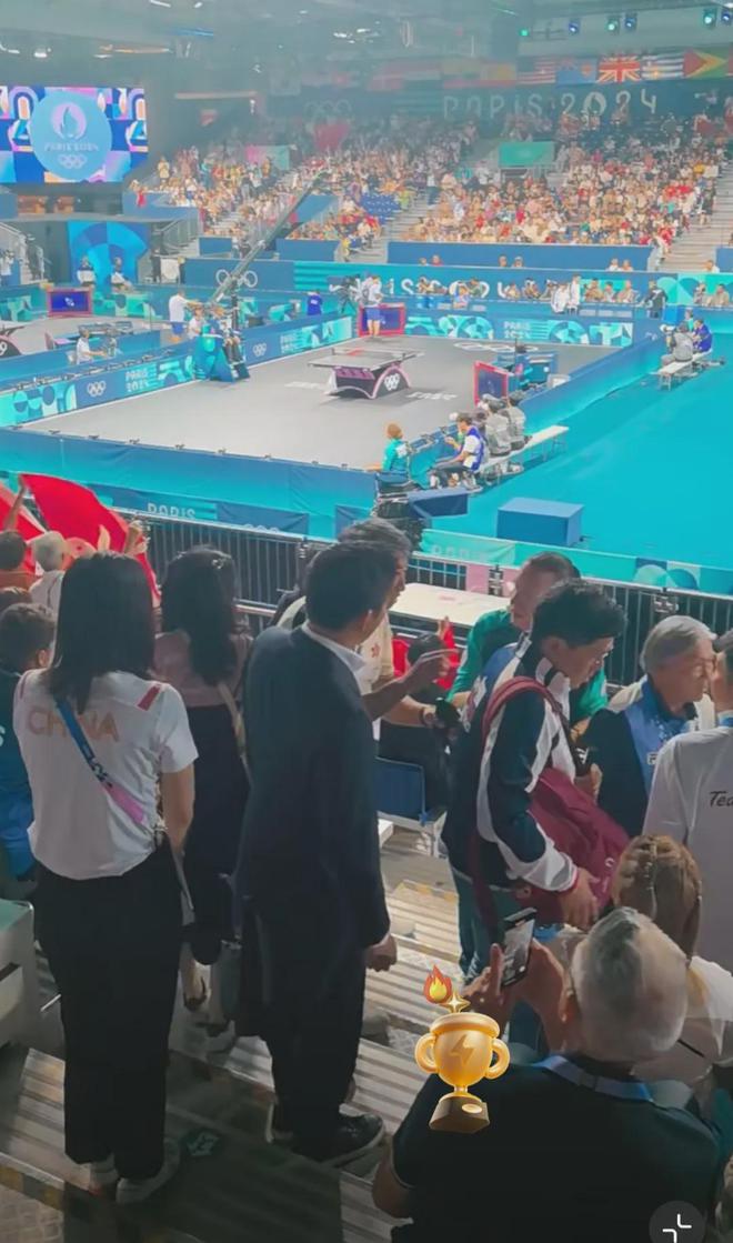 杏彩体育,霍启刚很实在跟弟弟随时背双肩包霍启山西装革履也学哥哥