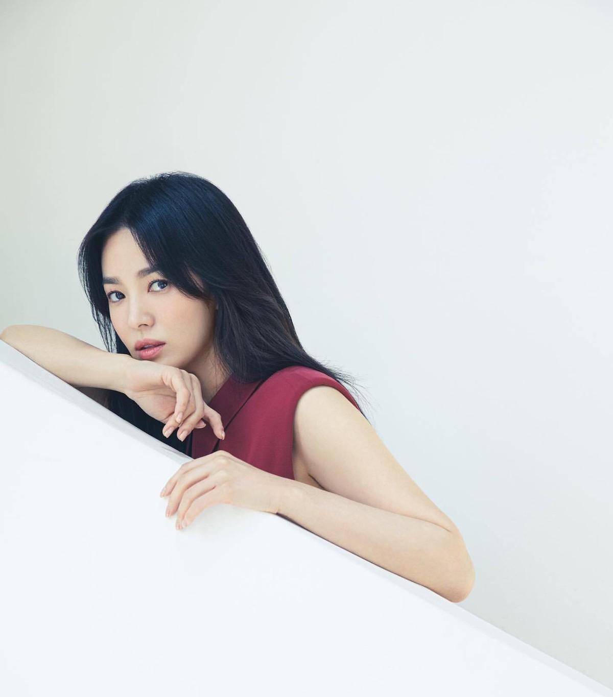 杏彩体育,宋慧乔最新造型太开挂!变职场女强人拍穿西装气场全开