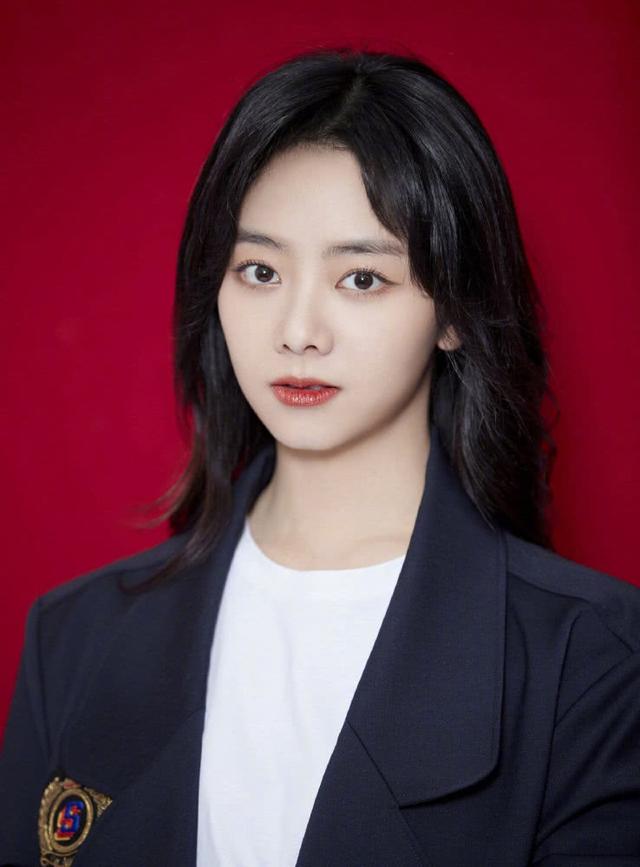 杏彩体育,谭松韵终于“长大”了披肩卷发拍证件照美丽飒爽女人味十足