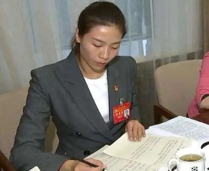 杏彩体育,魏秋月正装职业照身材窈窕表情严肃有种禁欲系美女的感觉!