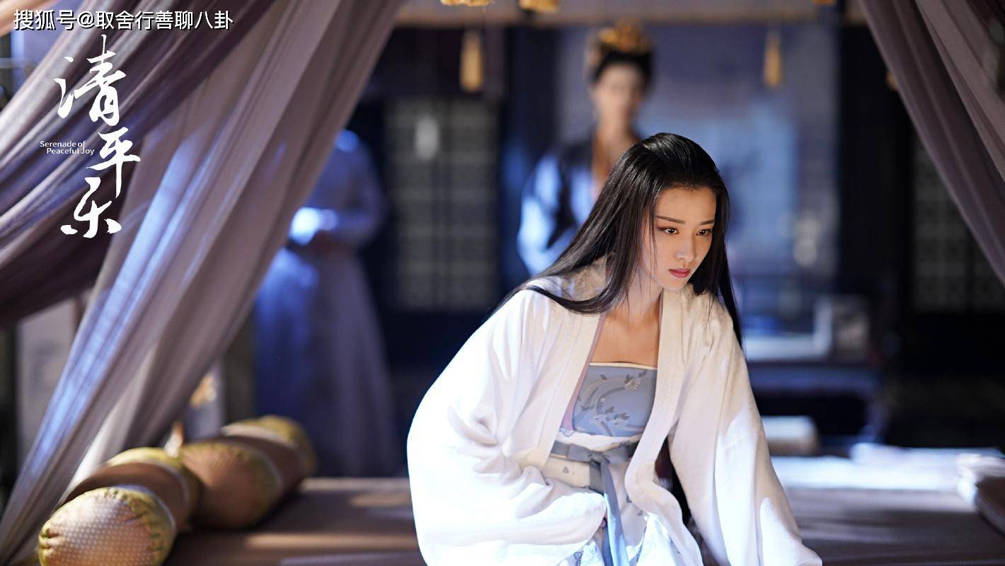 杏彩体育,24岁王楚然一身西装酷飒甜辣露出精致锁骨撑伞漫步彰显气场