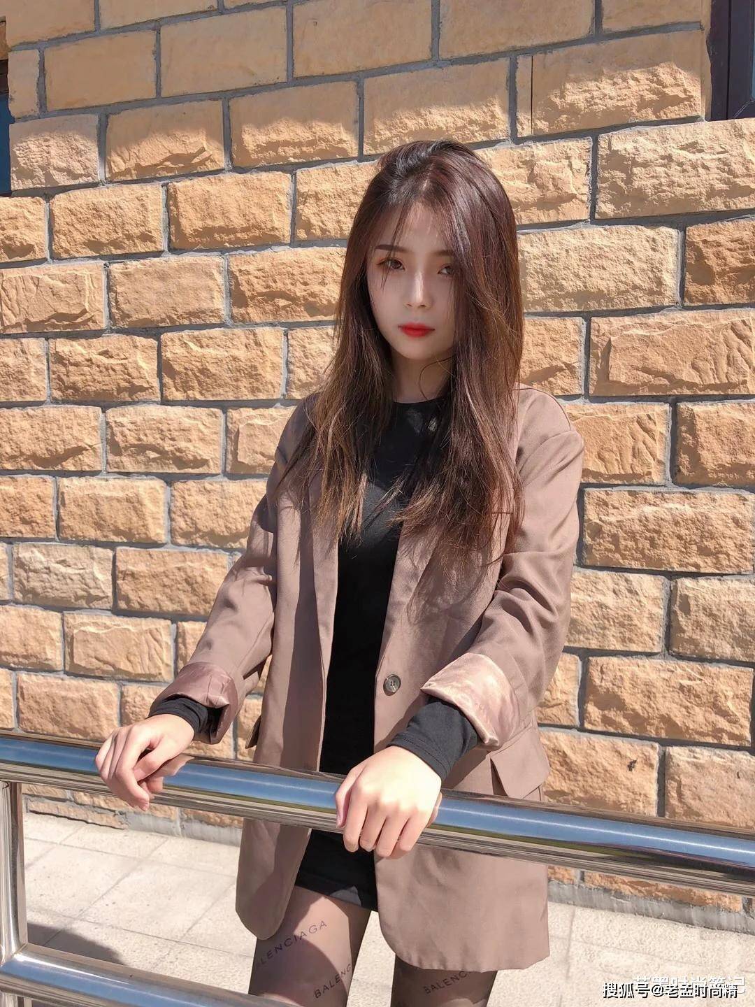 杏彩体育，摄影：轻熟妩媚的大姐姐 时尚穿搭西服配 尽显女人味十足