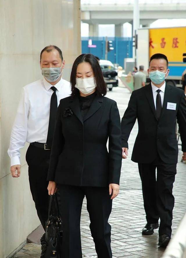 杏彩体育，何超琼穿西装太飒！拎蛇纹包很大佬搭黑白“×号”时尚衫超个性