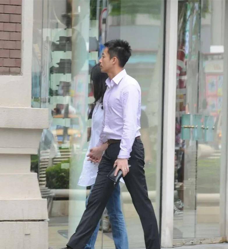 杏彩体育，汪小菲对霸总形象太痴迷！昔日和大S约会也穿衬衫皮鞋精致过头