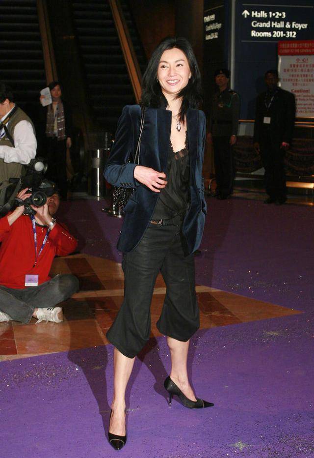 杏彩体育，张曼玉不是大美女但气质出众时尚西装配七分裤潇洒利落有气质