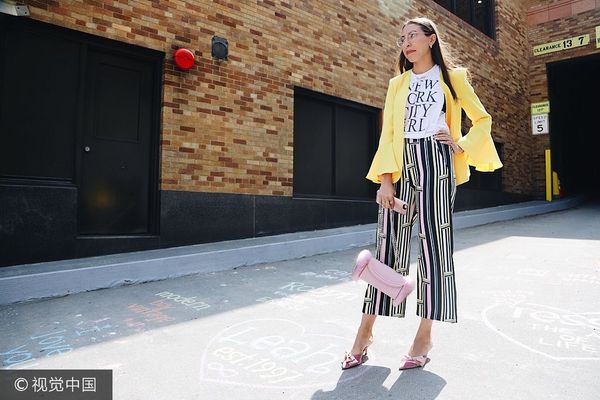 杏彩体育,年轻OL穿鲜艳西装搭配错与对