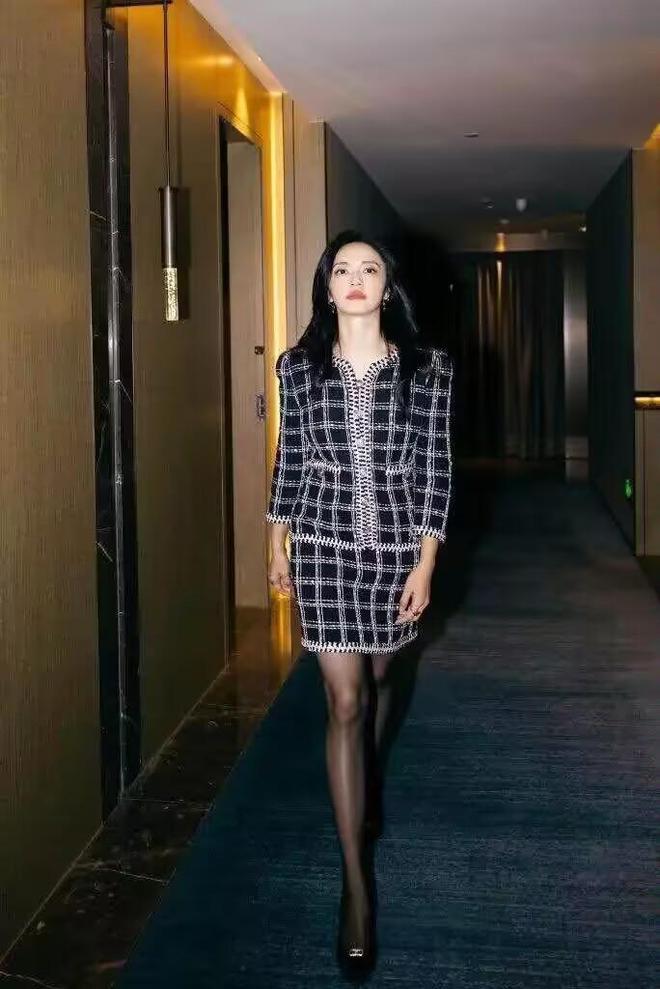 杏彩体育,姚晨上了年纪反而更美穿普通西装也显高贵真有“阔太”气质